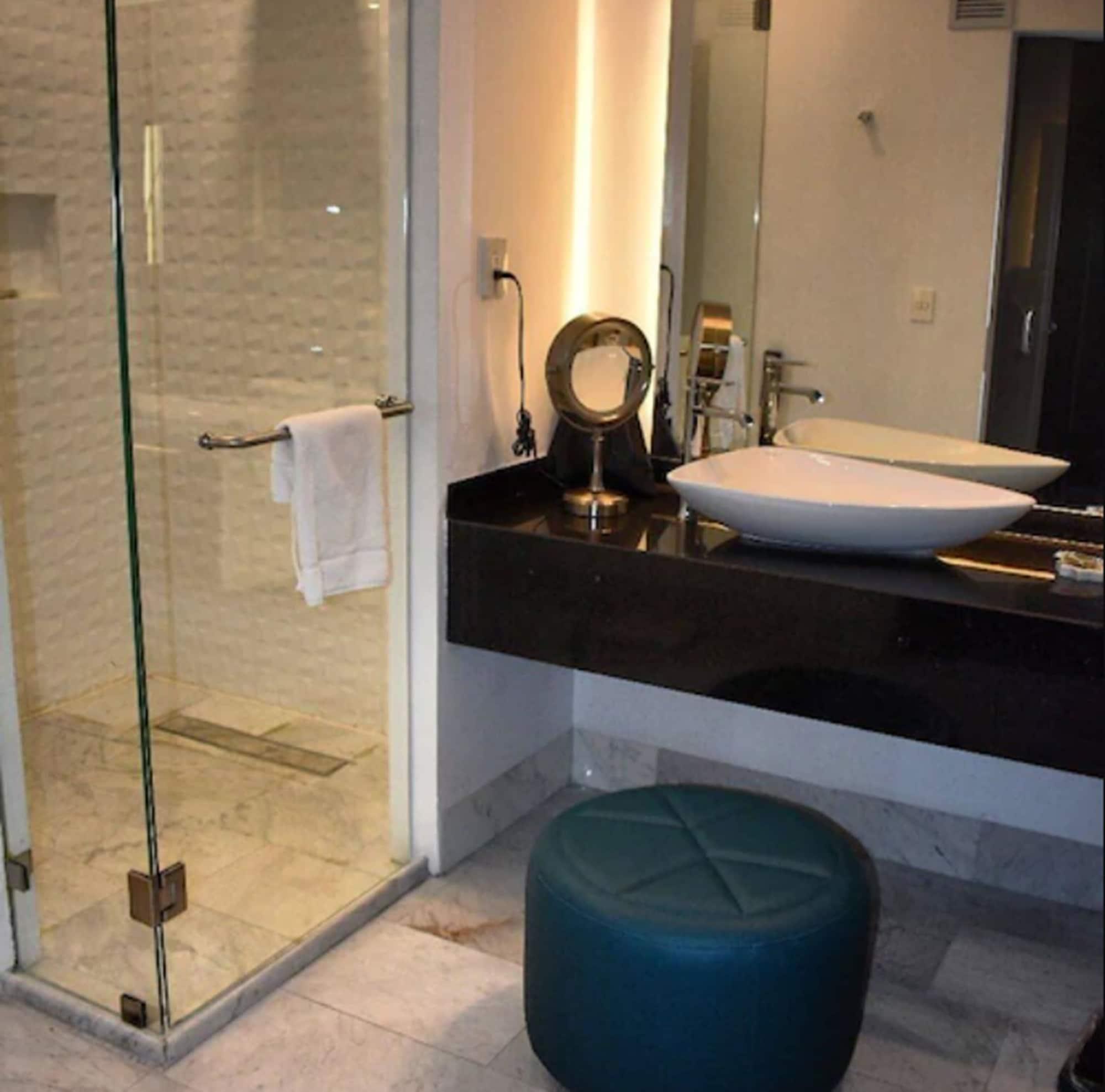 Baruk Guadalajara Hotel de Autor Bagian luar foto A bathroom in a hotel