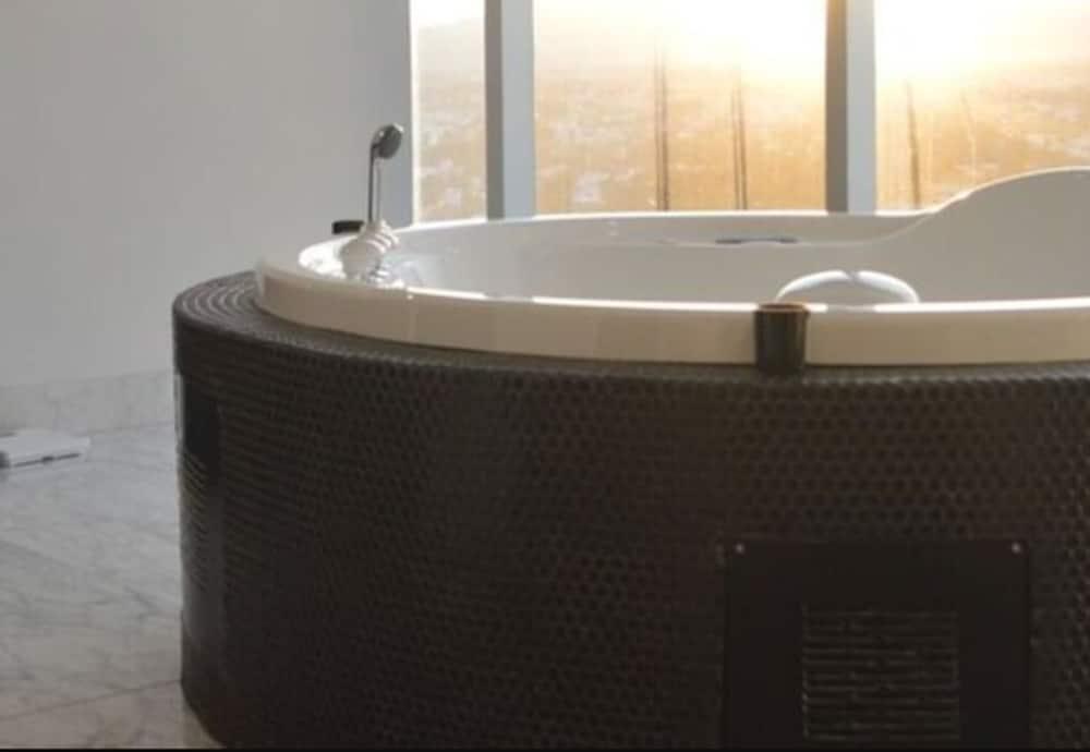 Baruk Guadalajara Hotel de Autor Bagian luar foto A whirlpool bathtub