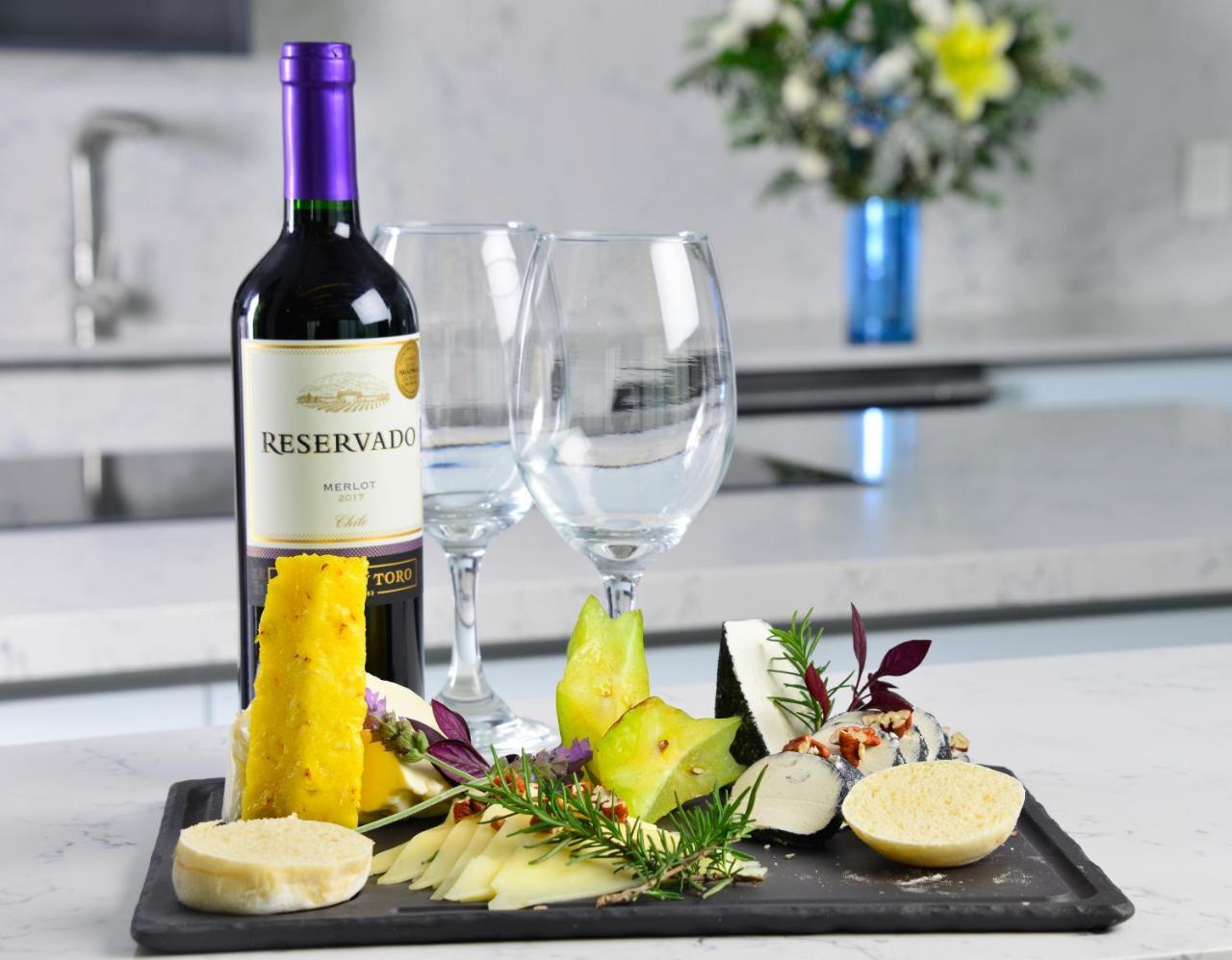 Baruk Guadalajara Hotel de Autor Bagian luar foto A wine and cheese pairing